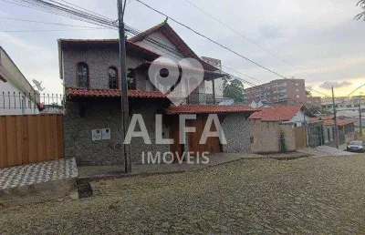 Casa aconchegante com escritório, três dormitórios, banheira e closet no bairro boa vista