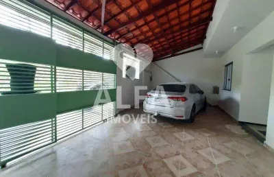 Casa espaçosa de 3 dormitórios, suíte com varanda e duas vagas de garagem, localizada no bairro caiçaras em barbacena