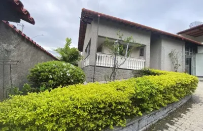 Espetacular casa com 5 dormitórios, jardim encantador e pomar privativo – localização privilegiada!