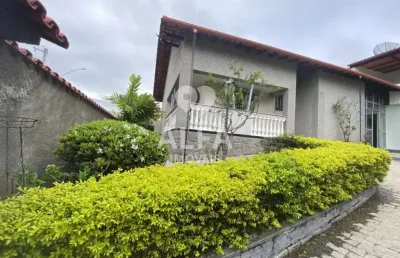 Espetacular casa com 5 dormitórios, jardim encantador e pomar privativo – localização privilegiada!