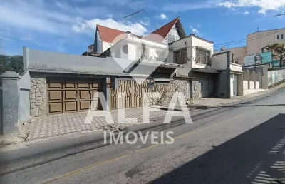 Casa ampla com 3 quartos, suíte com banheira e terraço no centro – 2 vagas de garagem