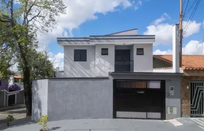 Sobrado moderno com 2 suítes, 3 vagas e quintal amplo.