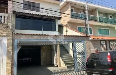 Sobrado à venda com 3 dormitórios, suíte e área gourmet - excelente localização!