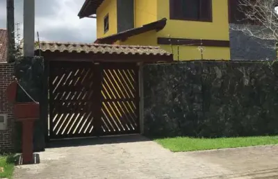 Bela casa com piscina e churrasqueira no jardim samambaia