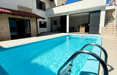 Belíssima casa com piscina,  2 suítes + 1 quarto e área de festa