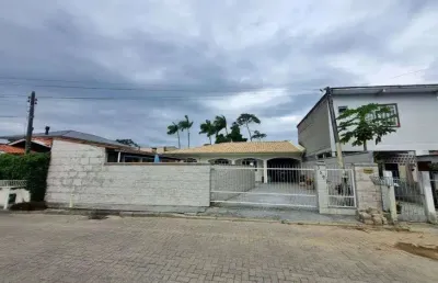 Casa com piscina de 3 quartos semimobiliada com planejados - em aririú - palhoça - sc