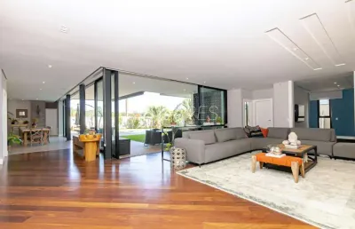 Casa em condomínio com 603.38 m², 5 quartos sendo 5 suítes à venda no bairro santa felicidade.