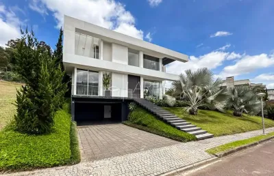 Casa de condomínio com 460 m², 3 quartos sendo 3 suítes, piscina e elevador!