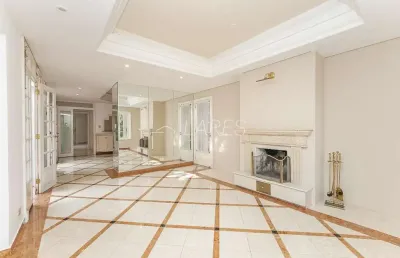 Casa de condomínio com 471.1 m², 4 quartos sendo 4 suítes à venda no bairro ahú.