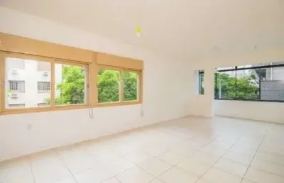 Apartamento com 3 quartos em prédio com elevador no bairro cidade baixa