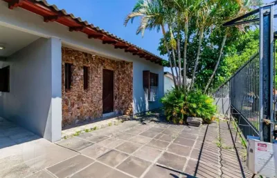 Casa com 3 dormitórios, 4 vagas e amplo pátio no bairro sarandí