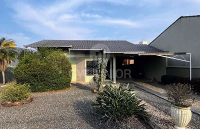 Casa com 3 quartos à venda na rua treze de maio, 137, iririú, joinville por r$ 890.000