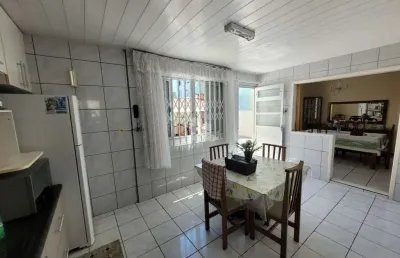 Casa à venda em capoeiras, florianópolis - 3 quartos, edícula e excelente localização
