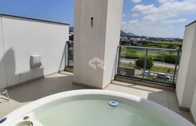 Apartamento duplex com 2 dormitórios, 1 suíte a 300 metros da praia do campeche