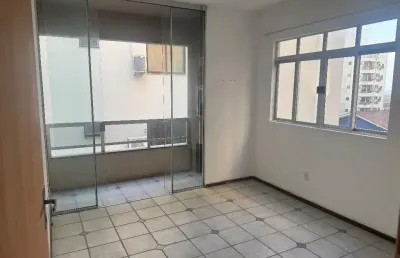 Kitnet anual a 150 metros da praia, região central de meia praia.