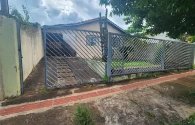 Casa à venda com 2 quartos e dependência nos fundos na avenida jamill scaff