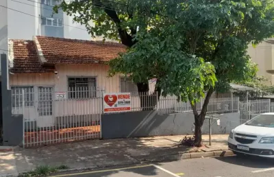 Casa à venda no centro  com terreno de 254m² sendo 120m² privativos.