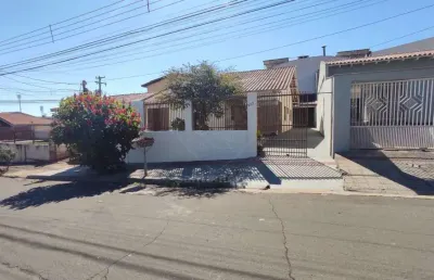 Casa para venda na região norte de londrina com 4 quartos sendo 1 suíte.