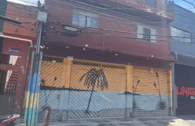 Imóvel com duas casas e dois salões comerciais à venda