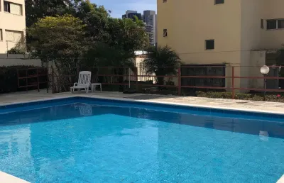 Aluga-se apartamento com varanda 70m2 perto metrô brooklin - rua tranquila  perto de ótimo comércio local