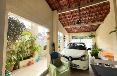 Casa com 02 dormitórios sendo 01 suíte à 30 metros da praia do itaguá em ubatuba.