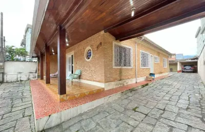 Casa com 03 dormitórios na região central em ubatuba.