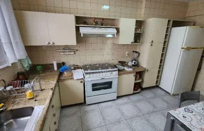 Espaçoso apartamento com 4 quartos, suíte e dependência completa para morar!