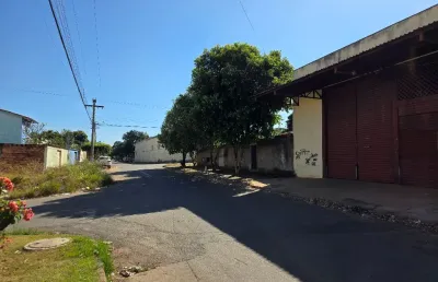 Galpão comercial com pé-direito alto e entrada para caminhões à venda