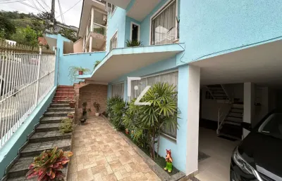 Casa exclusiva em condomínio fechado com salão de jogos e área gourmet