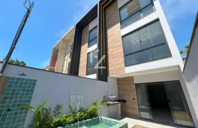 Triplex com 3 suítes, suíte master com 50m2, condomínio fechado em localização privilegiada