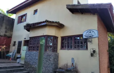 Casa à venda na serra da cantareira com 4 quartos, sala pra 3 ambientes e quintal em condomínio fechado.