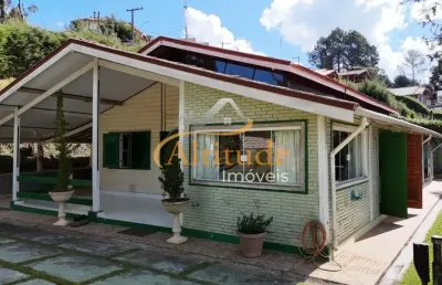 Casa térrea com ótimo terreno e vista incrível em campos do jordão