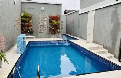 Oportunidade casa de 2 dormitórios em condomínio fechado a 500 metros na praia do maracanã praia grande,  com lazer completo!