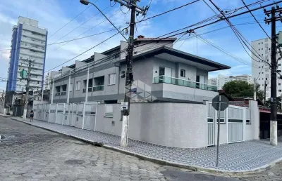 Triplex com entrada individual  á venda na praia grande, bairro aviação com 3 quartos, 1 suite, sacada privativa e 1 vaga .