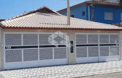 Casa geminada a venda na praia grande, bairro maracanã, com 2 quartos, 1 suite e 2 vagas