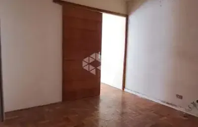 Kitão a venda na liberdade, com 1 quarto e sala divididos