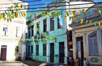 Casarão em ruínas no centro antigo de salvador, largo da palma, bairro  mouraria