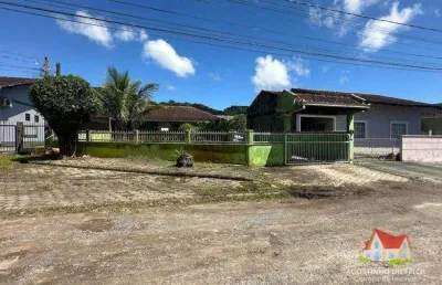 Residencia em alvenaria c/laje c/03 quartos + terreno c/area de 405,00 m2 no bairro aventureiro!