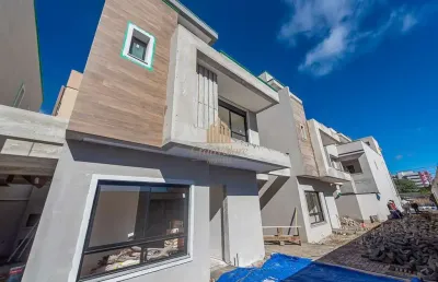 Sobrado em condominio na divisa do portão com água verde