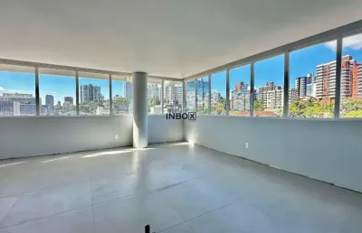 Inbox cia imobiliária vende- apartamento de três quartos com suíte no centro.