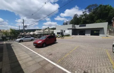 Sala comercial com 96m² privativos e vaga de estacionamento frontal