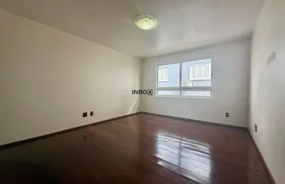 Inbox cia imobiliária aluga - apartamento de três quartos com suíte e um box de garagem no maria goretti.