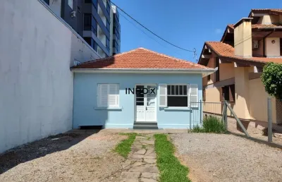 Inbox cia imobiliaria aluga - casa com pátio individual ideal para comércio de pequeno porte.