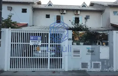 Sobrado geminado localizado no bairro meia praia em navegantes sc