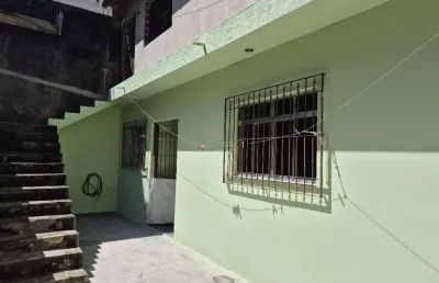 Excelente e aconchegante casa, com 2 dm, banheiro, quintal, jardim e 2 vagas, no jd. madre ângela - poá/sp. (pronto para morar)