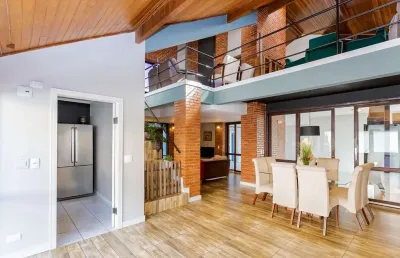 Casa lindíssima, com piscina, edícula com churrasqueira , 3 quartos, r$ 1.350.000,00 à vista em santa felicidade, curitiba