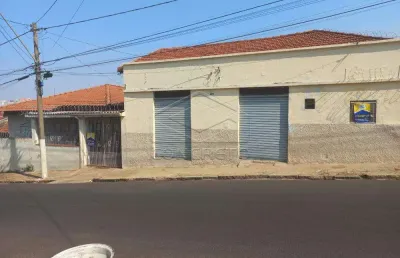 Casa com ótima localização, contendo galpão comercial!