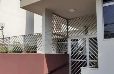 Apartamento mobiliado com 2 quartos, sacada e 1 vaga