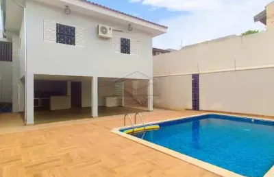 Linda casa com 03 dormitórios e piscina no jardim américa