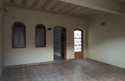 Casa com 3 dormitórios, sendo 1 suíte, localizada próxima ao supermer. confiança da castelo